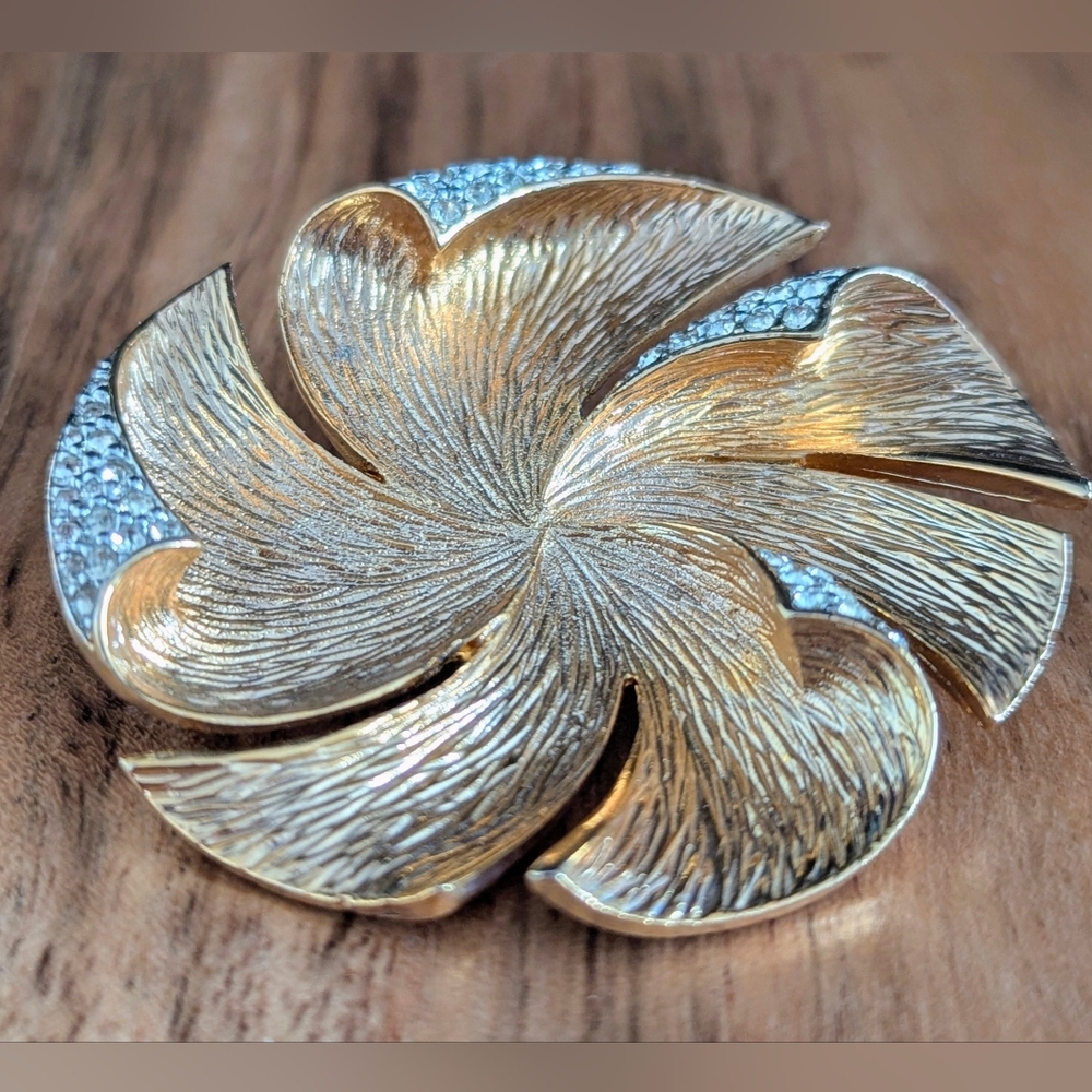 EUC Vintage Gold Tone Rhinestone Leaf Swirl Brooch